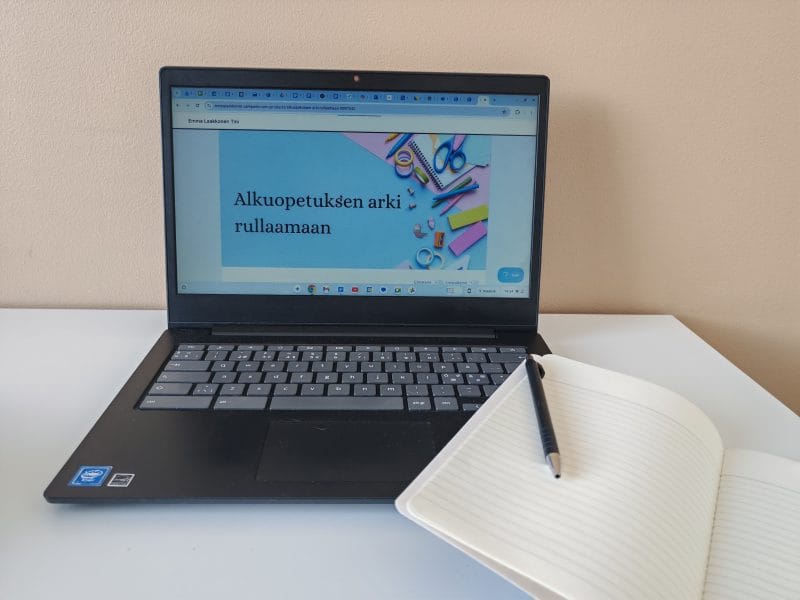 Alkuopetuksen arki rullaamaan -verkkokurssi auki tietokoneella ja muistiinpanovälineet tietokoneen vieressä.