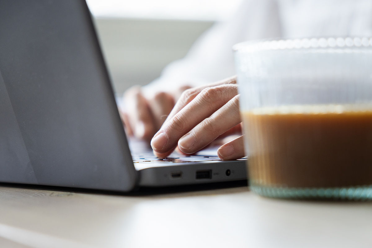 Lukutaitovalmentaja lukemassa asiakaspalautteita lukutaitokoulutuksista.